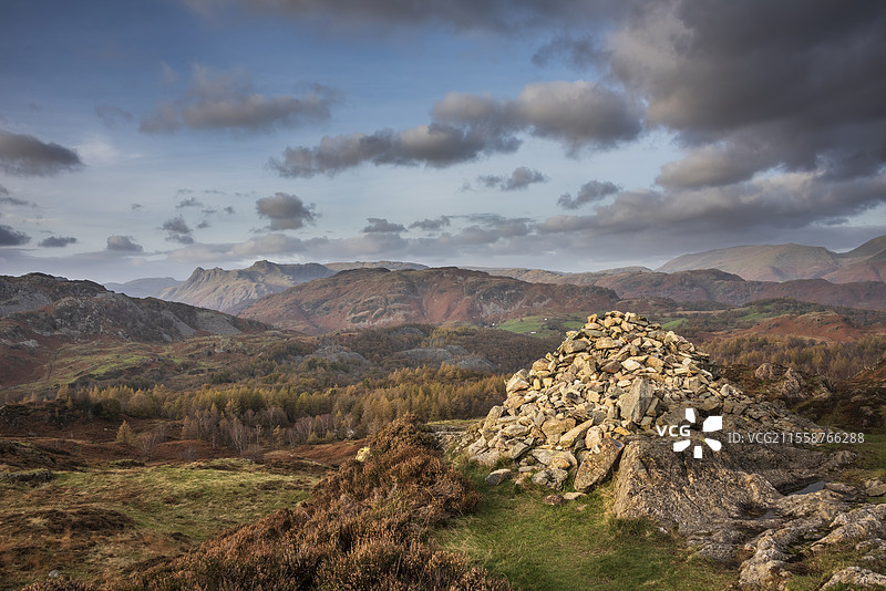 湖区霍尔梅山俯瞰朗代尔山脊的壮丽秋季日落景观图片素材