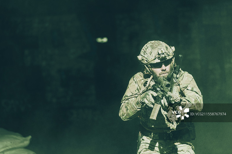 一名留胡子的特种部队士兵在危险的敌方区域进行危险的军事行动。选择性对焦。高质量照片。图片素材