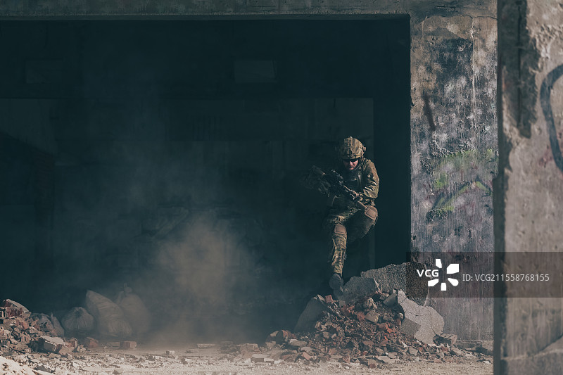 一名胡须 soldier 穿着特种部队制服，在危险的敌方区域进行危险的军事行动。选择性对焦。高质量照片。图片素材