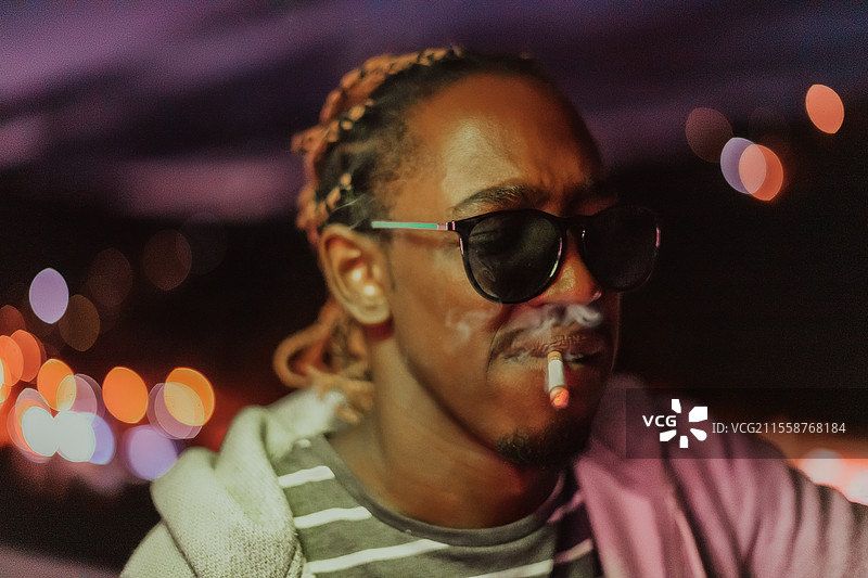 一名胡须军人在特种部队制服中，在危险的敌方区域进行危险的军事行动。选择性对焦。高质量照片。图片素材