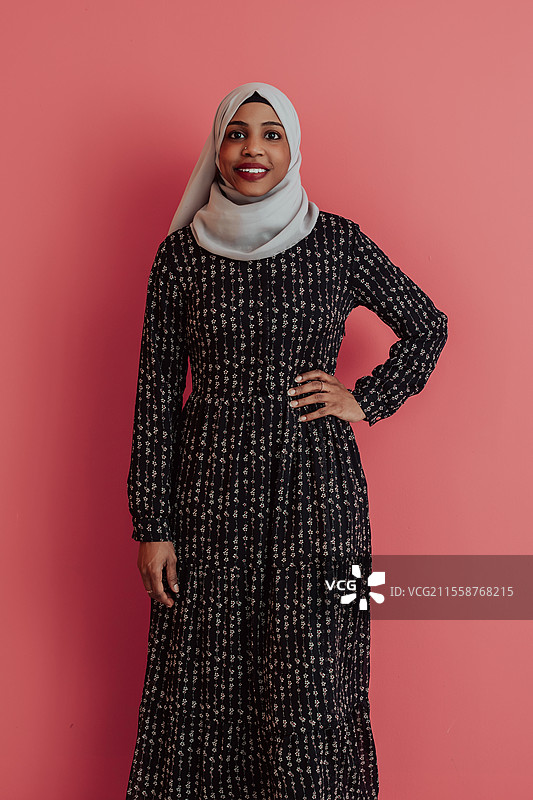 一名留胡子的特种部队士兵在危险的敌方区域进行危险的军事行动。选择性对焦。高质量照片。图片素材