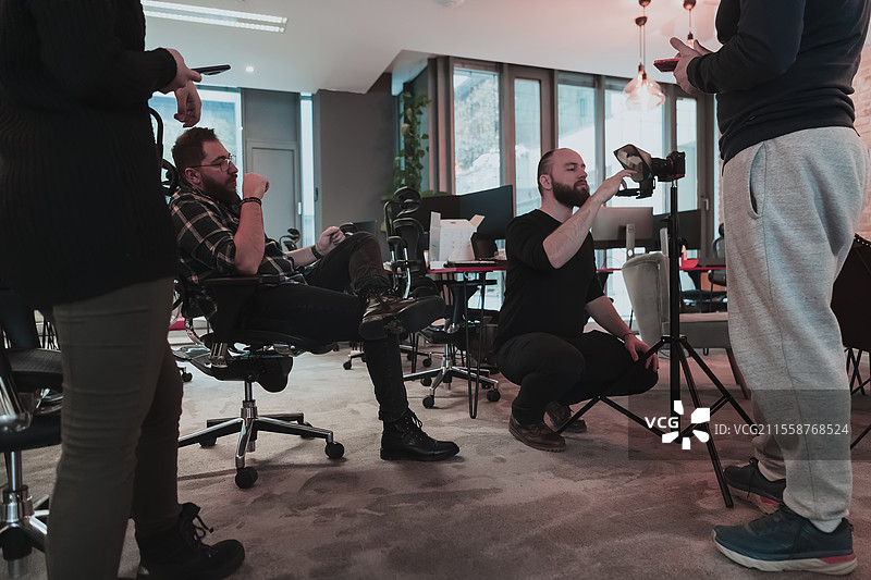 一群年轻的制片人在拍摄开始前讨论项目。选择性对焦。高质量照片。图片素材