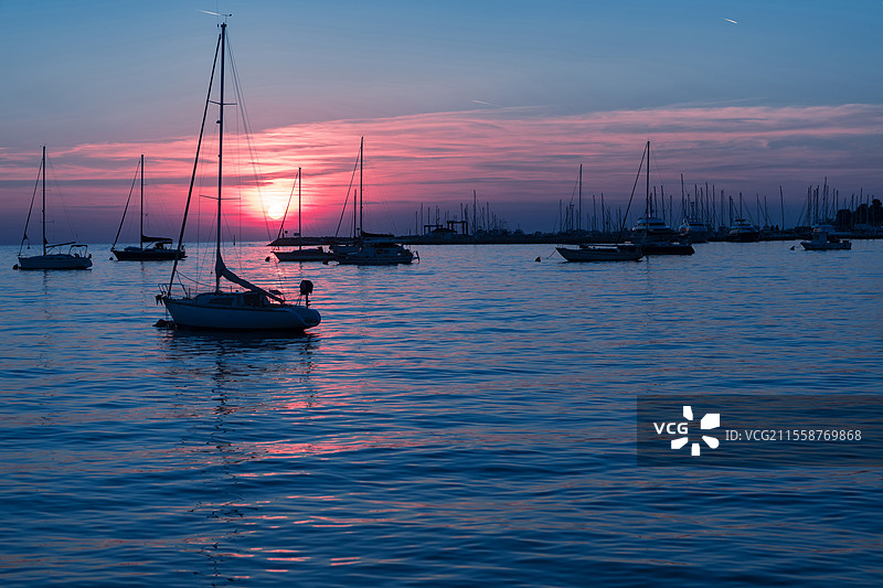 海边日出。港口船只的剪影。选择性对焦。高质量照片。海边日出。港口船只的剪影。选择性对焦。图片素材