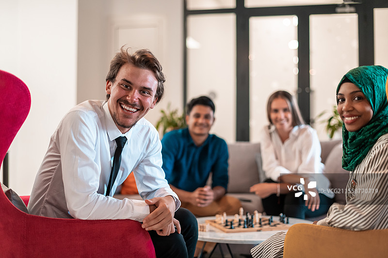 多元文化的商业人士在现代初创公司休息区休息时下棋。高质量照片。图片素材