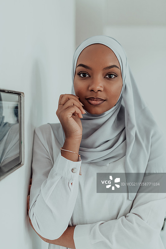 非洲女性使用智能家居屏幕控制系统。高质量照片。非洲女性使用智能家居屏幕控制系统。图片素材