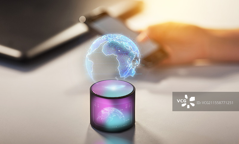 科技、网络空间与全球化概念 - 办公桌上的发光智能音箱与虚拟地球全息图。发光智能音箱与虚拟地球全息图。图片素材