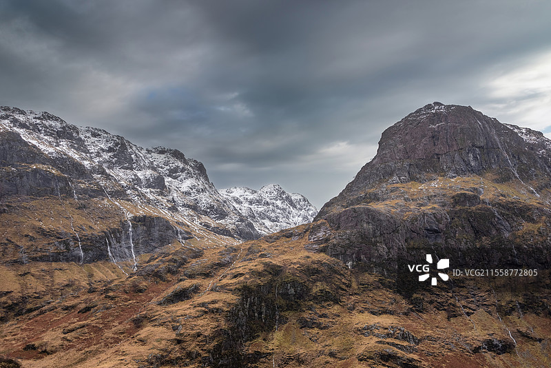 格伦科苏格兰高地雪山三姐妹山脉的史诗般冬季风景，背景是戏剧性的天空图片素材