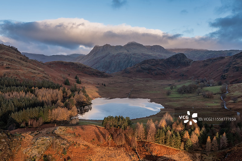 湖区Blea Tarn日出时的壮观航拍风景，展现了令人惊叹的秋季景色。图片素材