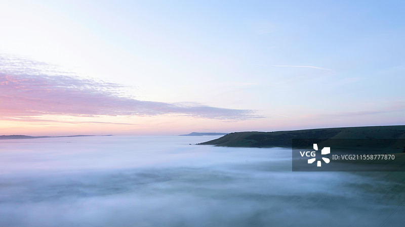 美丽的无人机拍摄的风景图，春天日出时雾海在南唐斯英格兰乡村翻滚。图片素材