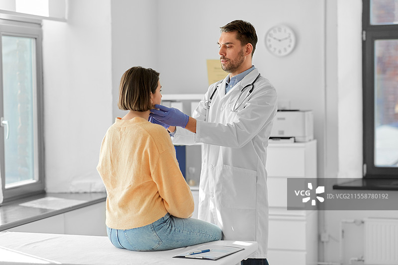 医学、医疗保健和人们的概念 - 男医生在医院为患者检查淋巴结。医生在医院为检查淋巴结。图片素材