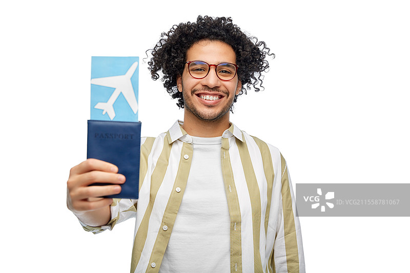 旅行、旅游和人们的概念 - 微笑的男子手持护照和机票，背景为白色。微笑的男子手持护照和机票。图片素材