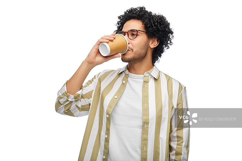 饮品与人群的概念 - 戴眼镜的年轻男子正在喝纸杯外带咖啡。男子正在喝纸杯外带咖啡。图片素材