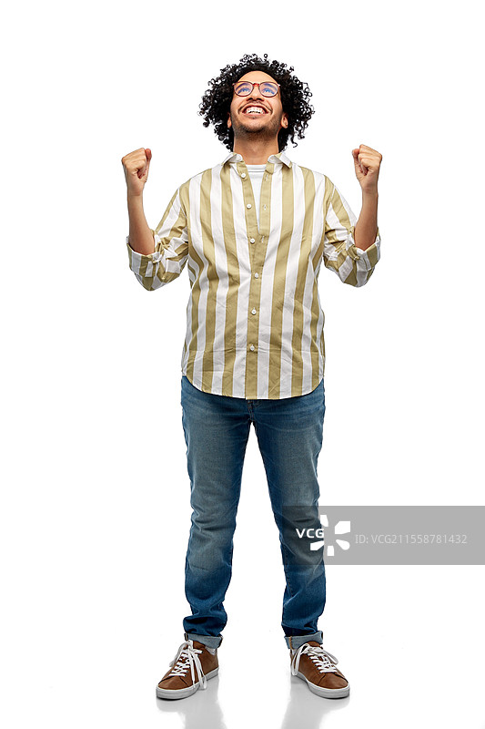 人们与时尚的概念 - 戴眼镜的快乐微笑男士在白色背景下庆祝成功。图片素材