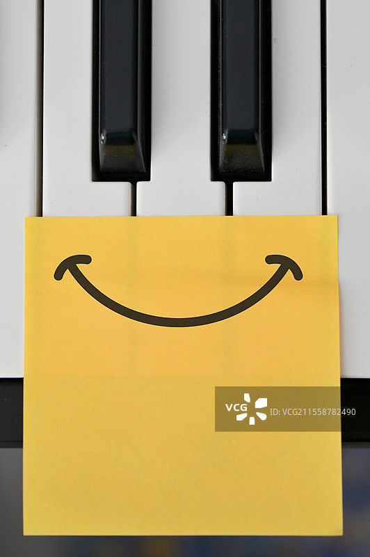 抽象的钢琴键盘与快乐的笑脸音符绘图图片素材