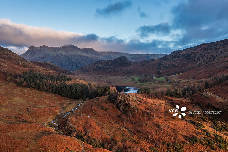 湖区Blea Tarn日出时的壮观航拍风景，展现了令人惊叹的秋季景色。图片素材