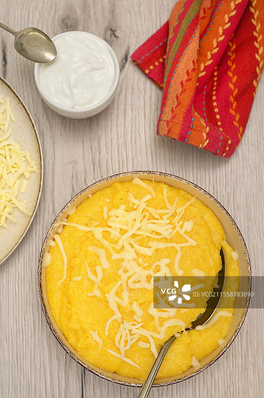 玉米面糊、奶油和奶酪放在桌子上图片素材