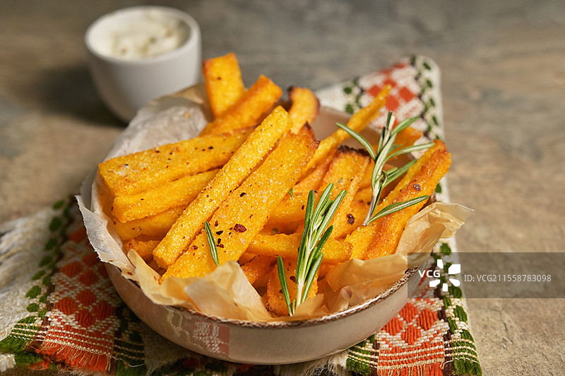自制玉米粥薯条配百里香、迷迭香和酸奶酱图片素材
