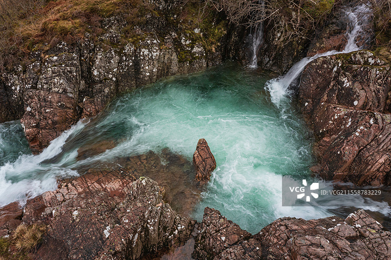 美丽的航拍风景图，生机勃勃的科河在苏格兰高地的雪山下蜿蜒流淌。图片素材