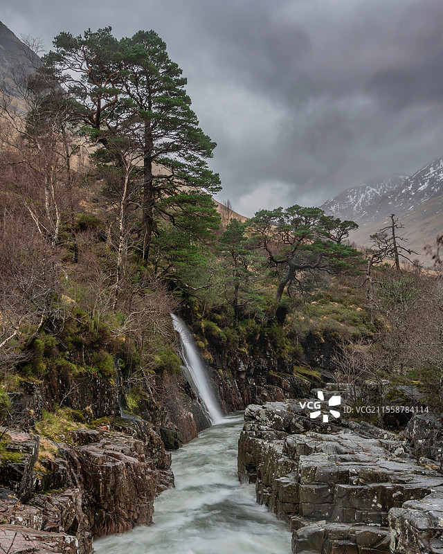 苏格兰高地的埃蒂夫河和天空瀑布的美丽冬季风景图像图片素材