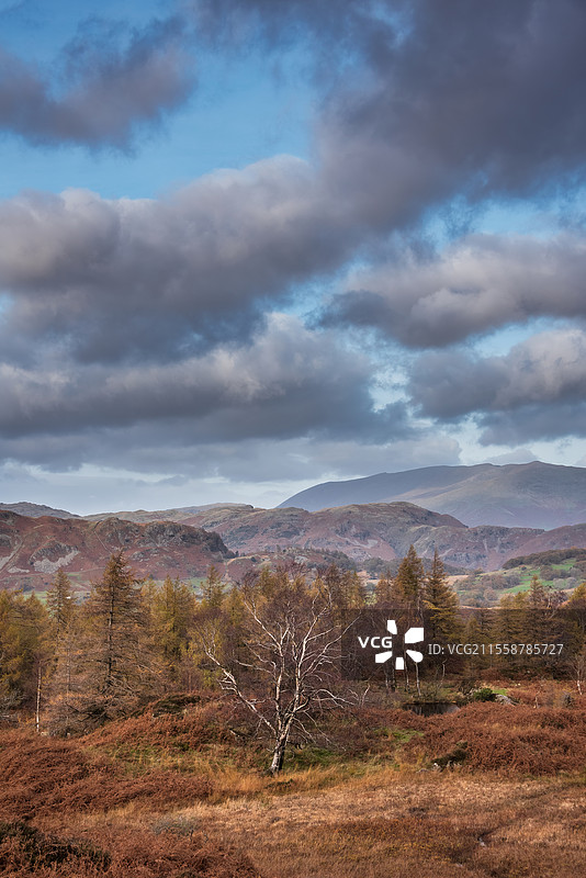 湖区霍尔梅山俯瞰朗代尔山脊的壮丽秋季日落景观图片素材