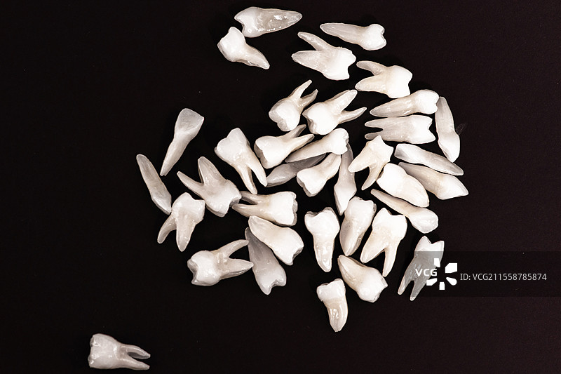 牙齿植入和牙冠安装过程的部件在蓝色背景上分离。医学上准确的3D模型。高质量的留白照片。图片素材