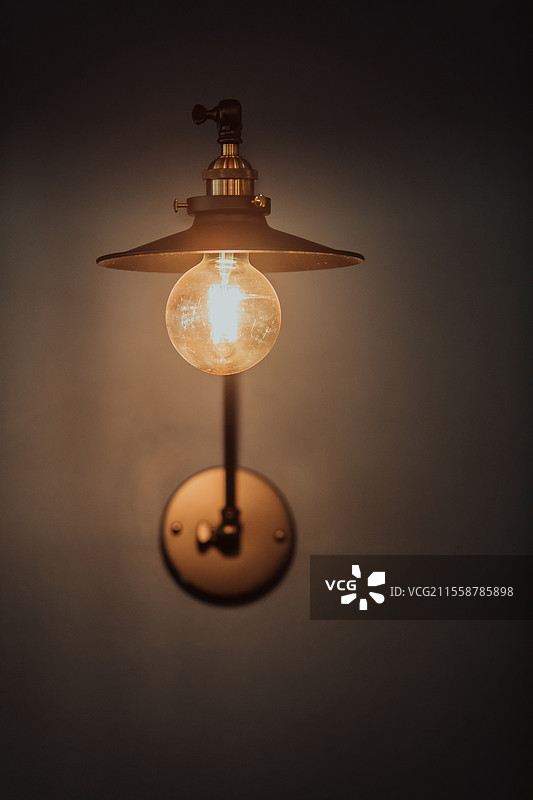 现代蓝色墙壁上的旧灯泡。选择性对焦。高质量照片。图片素材