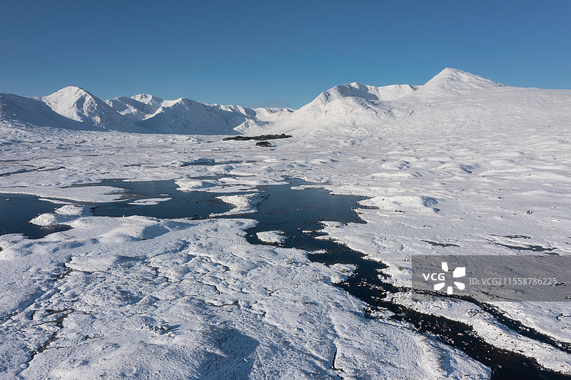 令人惊叹的航拍冬季风景图，背景是苏格兰高地的洛赫巴和被雪覆盖的山脉。图片素材