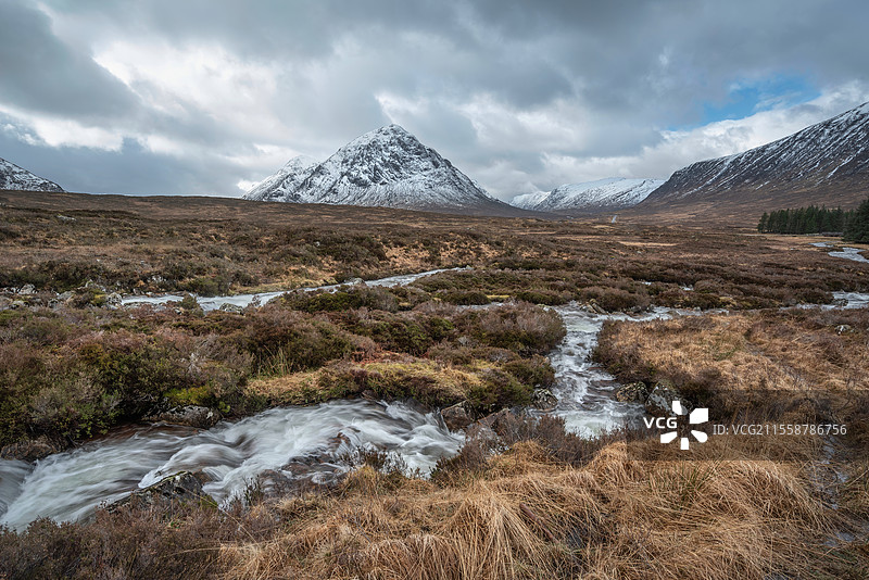 美丽的冬季风景，前景是埃蒂夫河，背景是标志性的雪山斯托布·迪尔格·布阿凯尔·埃蒂夫·莫尔山。图片素材