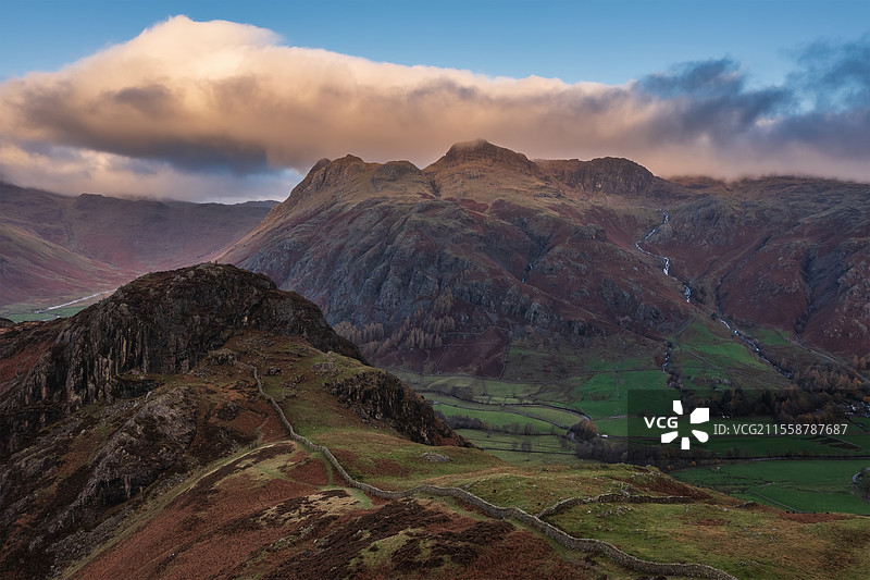 湖区Blea Tarn日出时的壮观航拍风景，展现了迷人的秋季景色。图片素材