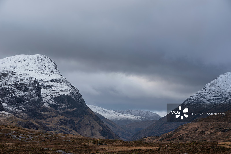 格伦科苏格兰高地雪山三姐妹山脉的史诗般冬季风景，背景是戏剧性的天空图片素材