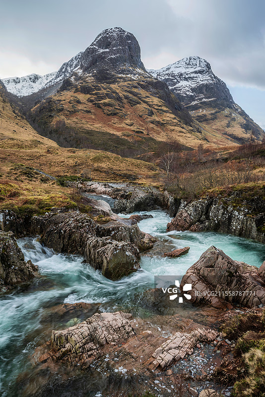 美丽的风景图，生机勃勃的科河在苏格兰高地的雪山下流淌。图片素材