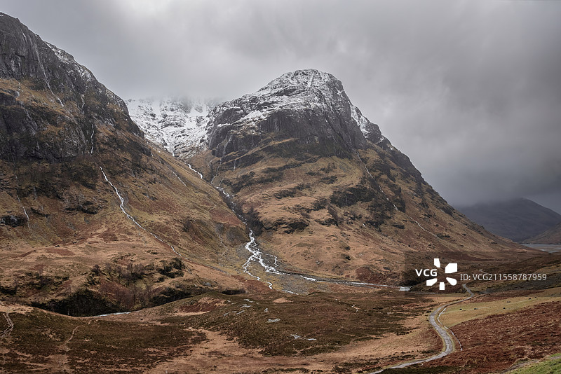 格伦科苏格兰高地雪山三姐妹山脉的史诗般冬季风景，背景是戏剧性的天空图片素材