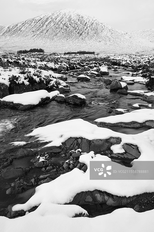 黑白色美丽的冬季风景，前景是埃蒂夫河，背景是标志性的雪山斯托布·迪尔格·布阿凯尔·埃蒂夫·莫尔山。图片素材
