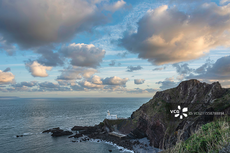 英格兰德文海岸的美丽日出风景，金色时光照耀着大地和天空。图片素材