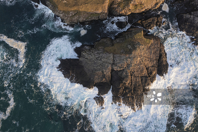 美丽的航拍风景图，鸟瞰海浪拍打岩石的海岸景象图片素材