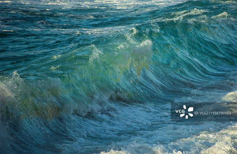 强大的大型青绿色海浪在康沃尔的塞农湾于日落时分拍打岸边图片素材
