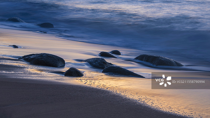 康沃尔州塞农湾的美丽风景，日落时分，阴郁的天空和长时间曝光的海洋运动图片素材