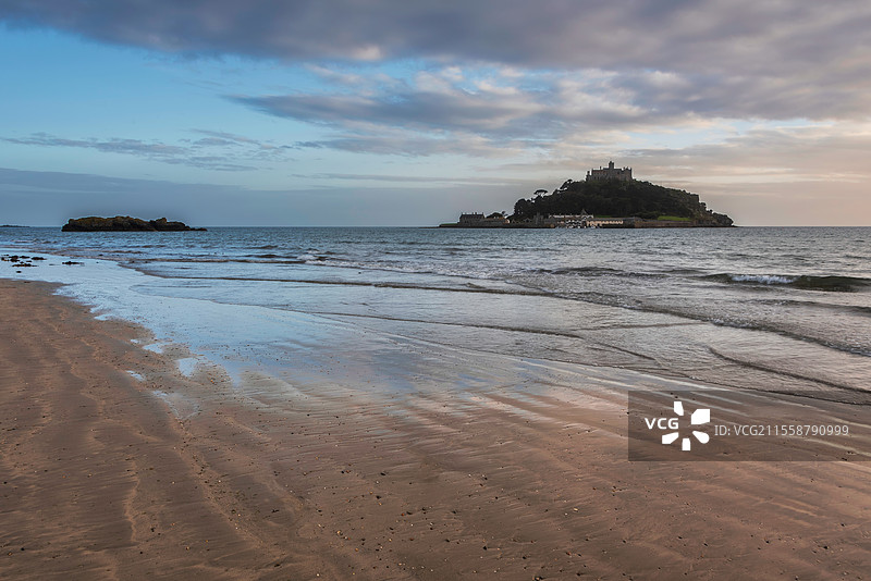 康沃尔郡英格兰圣迈克尔山的美丽风景图，柔和色彩的日落傍晚。图片素材