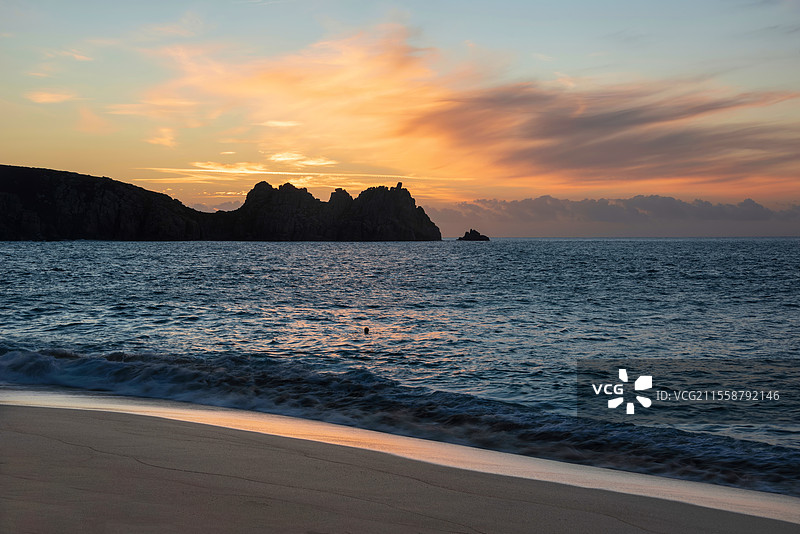 康沃尔郡波斯卡诺海滩的美丽日出风景，色彩和氛围令人惊叹。图片素材