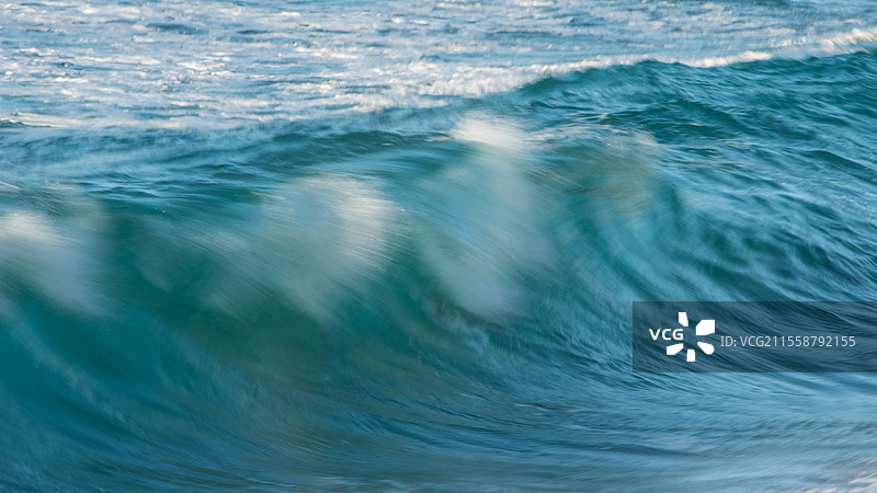 强大的大型青绿色海浪在康沃尔的塞农湾于日落时分猛烈拍打岸边图片素材