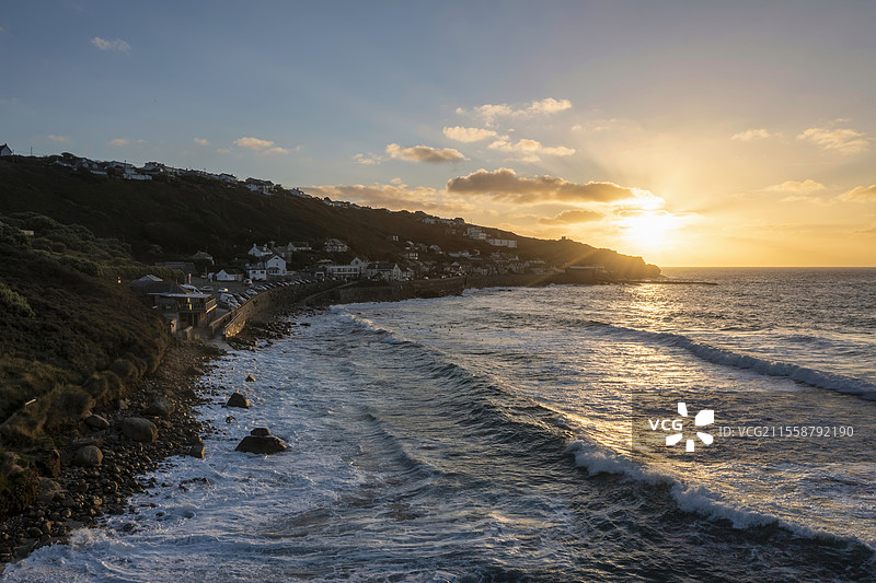 美丽的无人机航拍景观图，展示了康沃尔的塞农湾在日落时分的壮丽天空。图片素材