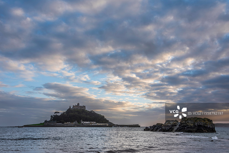 康沃尔郡英格兰圣迈克尔山的美丽风景图，柔和色彩的日落傍晚。图片素材