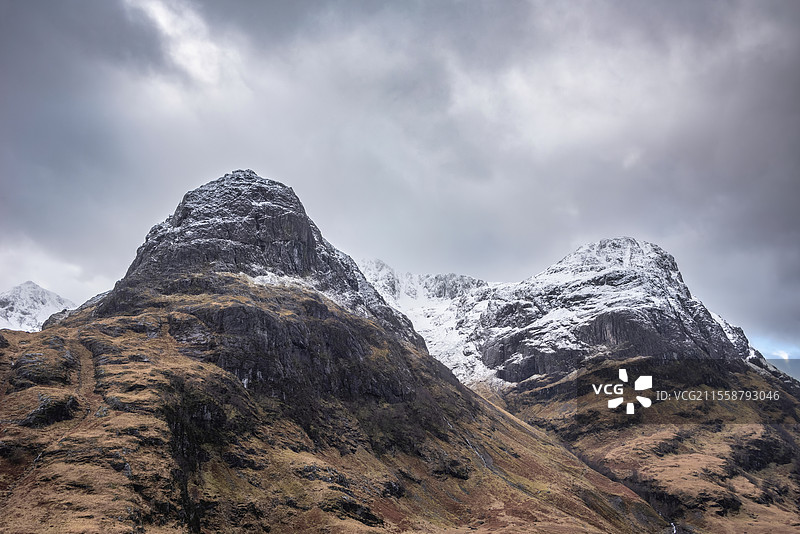 格伦科苏格兰高地的三姐妹山脉雪山壮丽冬季风景，配有戏剧性的天空图片素材