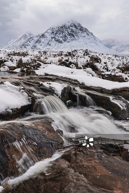 美丽的冬季风景，前景是埃蒂夫河，背景是标志性的雪山斯托布·迪尔格·布阿凯尔·埃蒂夫·莫尔山。图片素材