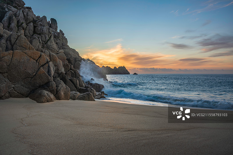 康沃尔郡波斯卡诺海滩的美丽日出风景，色彩和氛围令人惊叹。图片素材