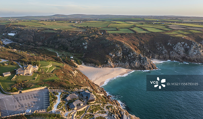 康沃尔郡波斯库诺海滩附近的米纳克剧院岬角的航拍无人机风景图，日出时分。图片素材