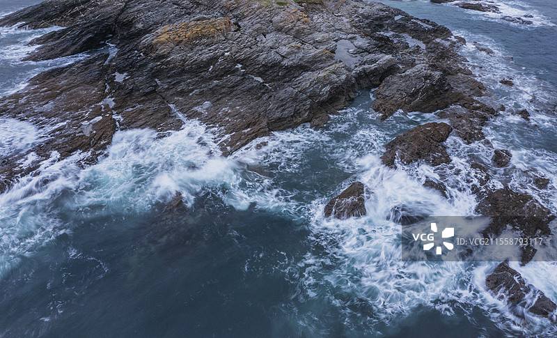 康沃尔英格兰普鲁士湾日出时的惊艳航拍风景图，伴有富有氛围的阴郁天空和云朵。图片素材