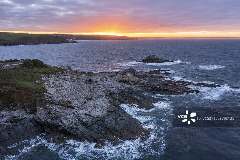 康沃尔英格兰普鲁士湾日出时的惊艳航拍风景图，伴有富有氛围的阴郁天空和云朵。图片素材