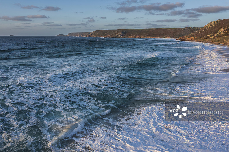 美丽的无人机航拍图，展示了康沃尔的塞农湾在日落时分的壮观天空。图片素材