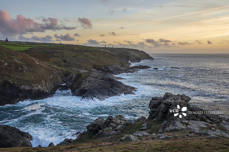 康沃尔悬崖海岸的美丽日落风景，背景是锡矿，视角来自彭丁灯塔的岬角。图片素材